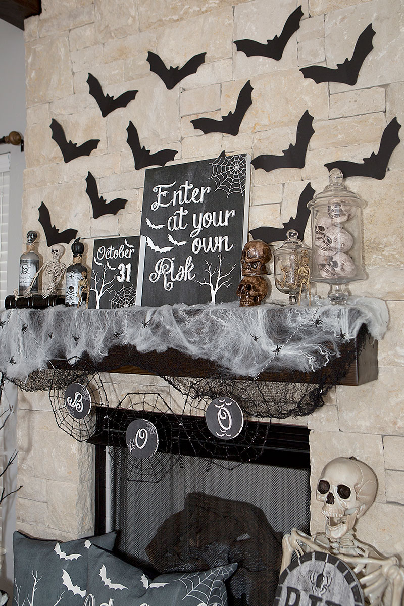 SPOOKY HALLOWEEN MANTEL DECOR